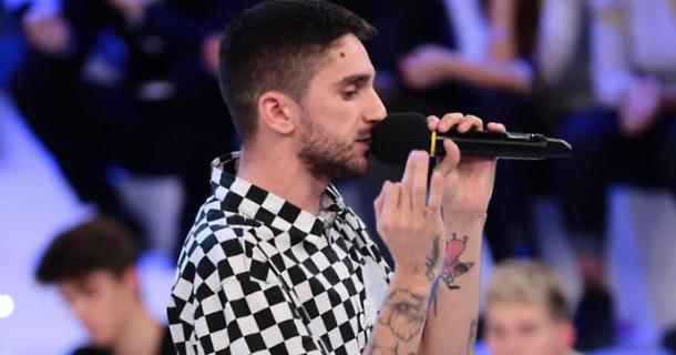 Chi è Skioffi Amici età testi delle canzoni e le accuse sui social