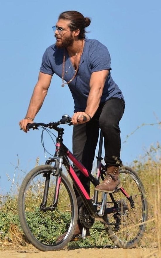 Can Yaman vacanze estive in bicicletta a contatto con la natura