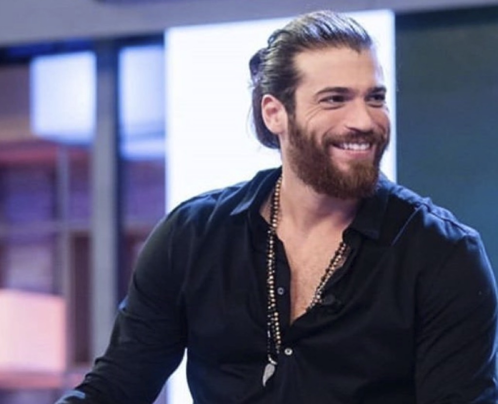 Can Yaman Grande Fratello vip verso la firma dell'attore turco di Daydreamer