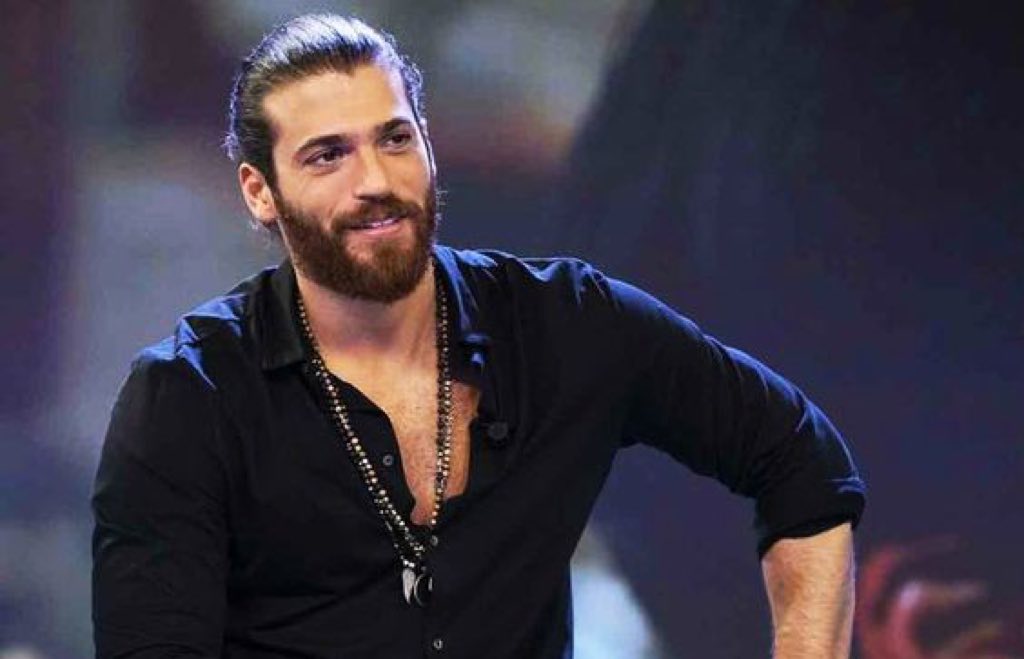 Chi è Can Yaman look abito barba e tatuaggi dell'attore turco