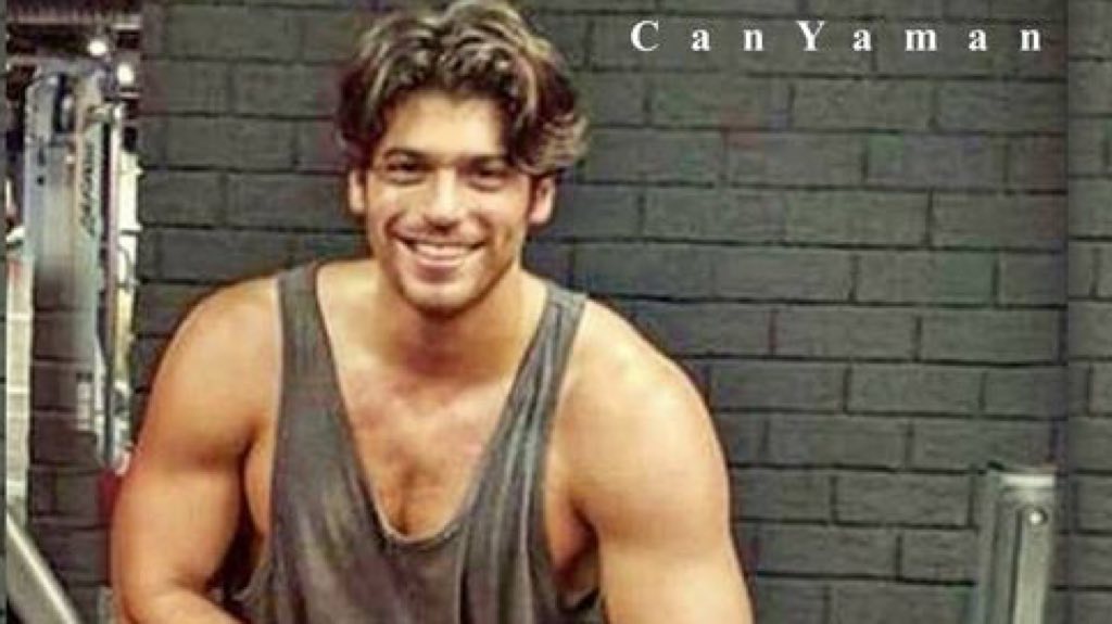 Can Yaman giovane in palestra mentre si allena il fisico scolpito