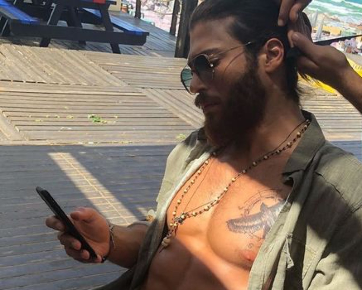 Can Yaman al trucco prima di andare sul set di Daydreamer Le ali del sogno