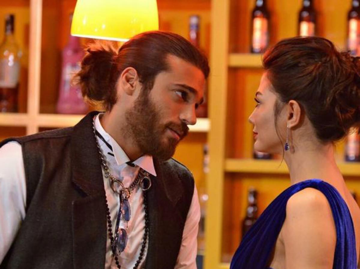 Can Yaman chiede a Demet di accettare le sorprese della vita