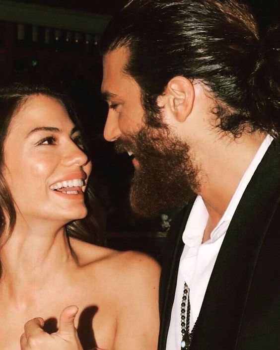 Can Yaman e Demet si guardano con gli occhi dell'amore 