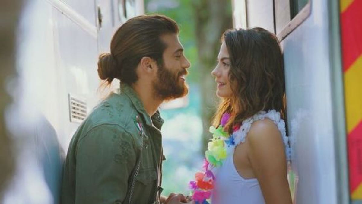 Can Yaman e Demet amano la stessa cosa un libro di lettere d'amore