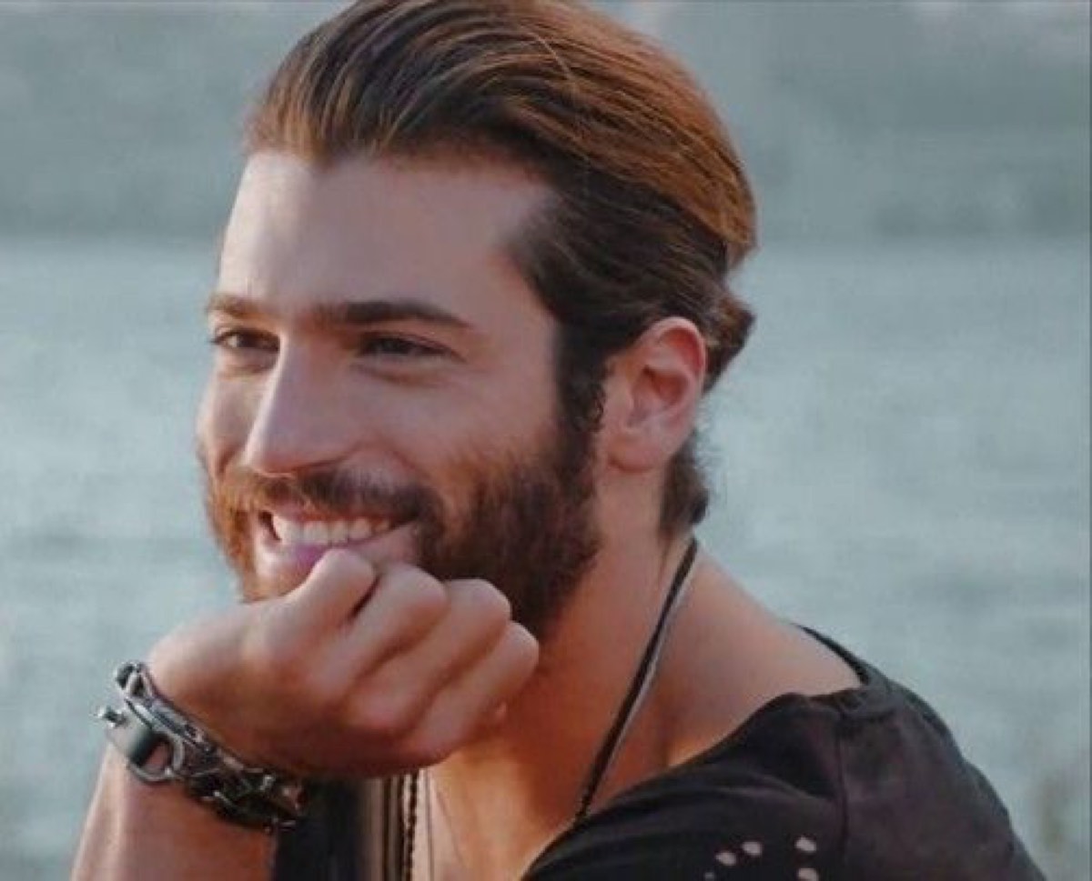 Can Yaman l'attore turco che piace anche alle nonne