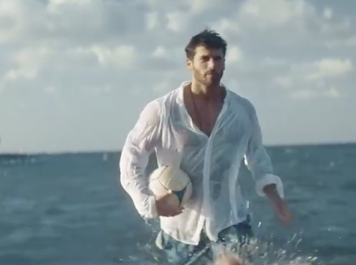 Can Yaman alla moda e bello nelle prime immagini dello spot Tudors