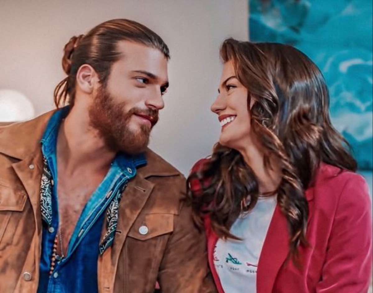 Can yaman e Demet Ozdemir sempre più uniti anche fuori dal set