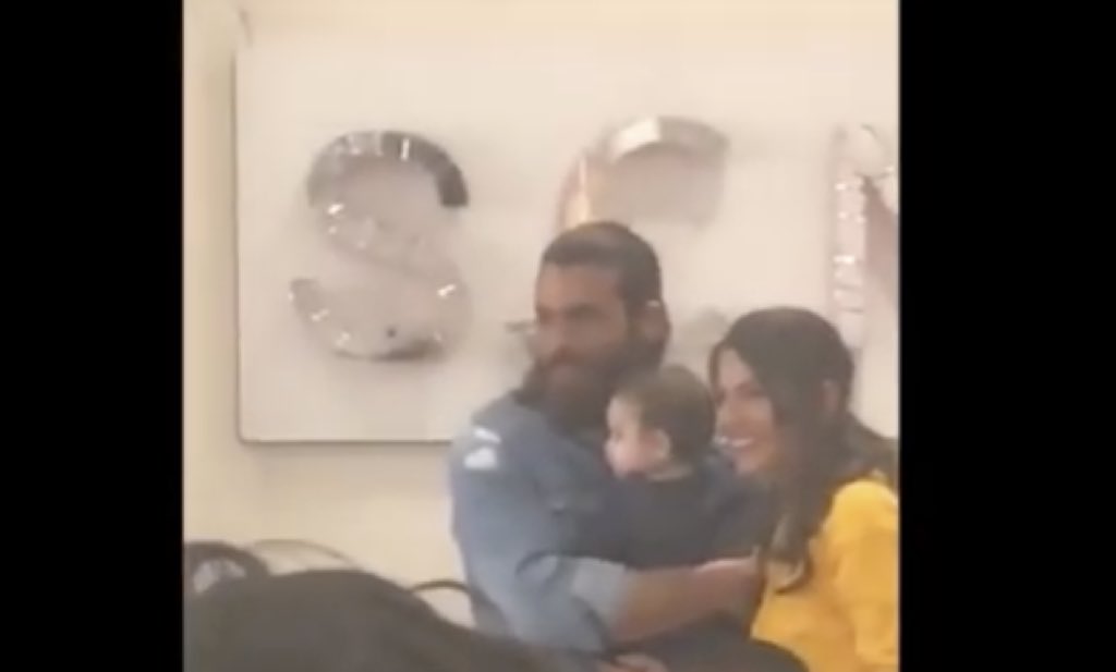 Can Yaman e Demet sorpresi con un bambino in braccio chi è