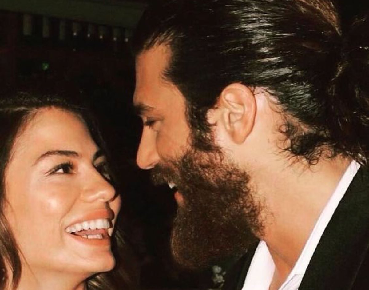 Can Yaman e Demet si guardano con gli occhi dell'amore 