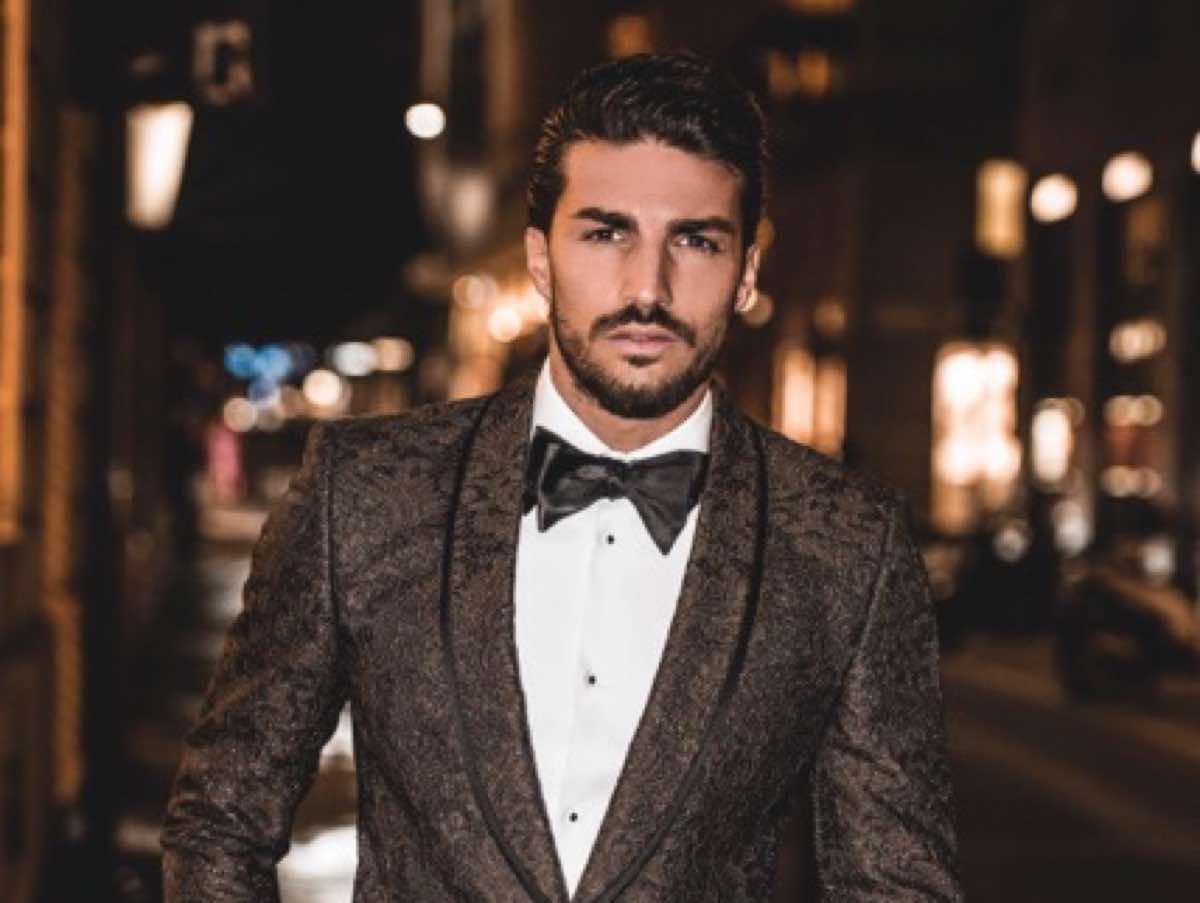 Chi è Mariano Di Vaio età lavoro e i leggins aderenti dove si vede tutto