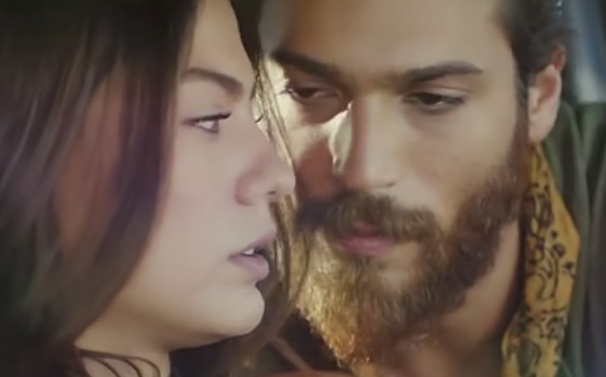 Demet Ozdemir confessione con Can Yaman è tutta finzione l'amore è altro