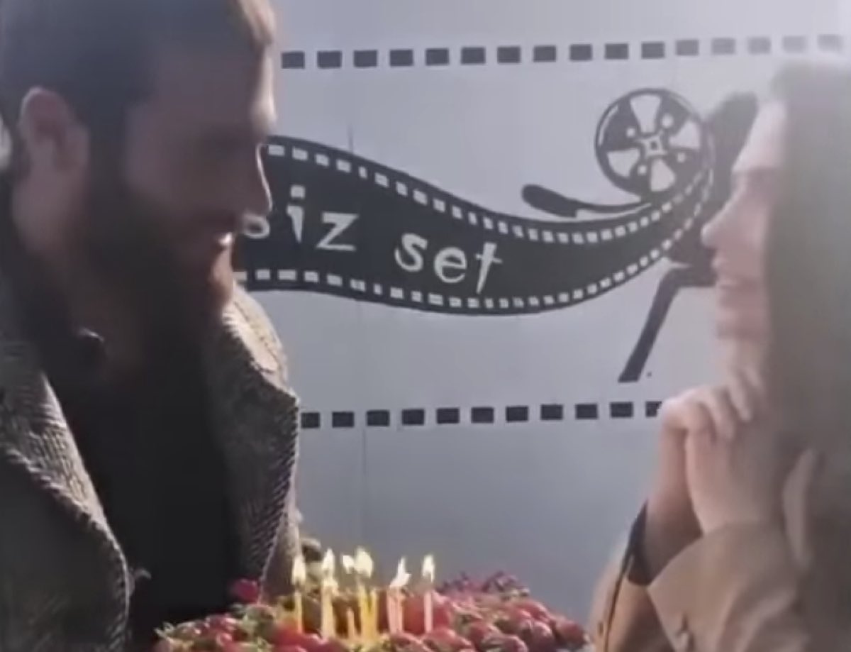 Can Yaman sorprende Demet per il suo compleanno regalo fantastico