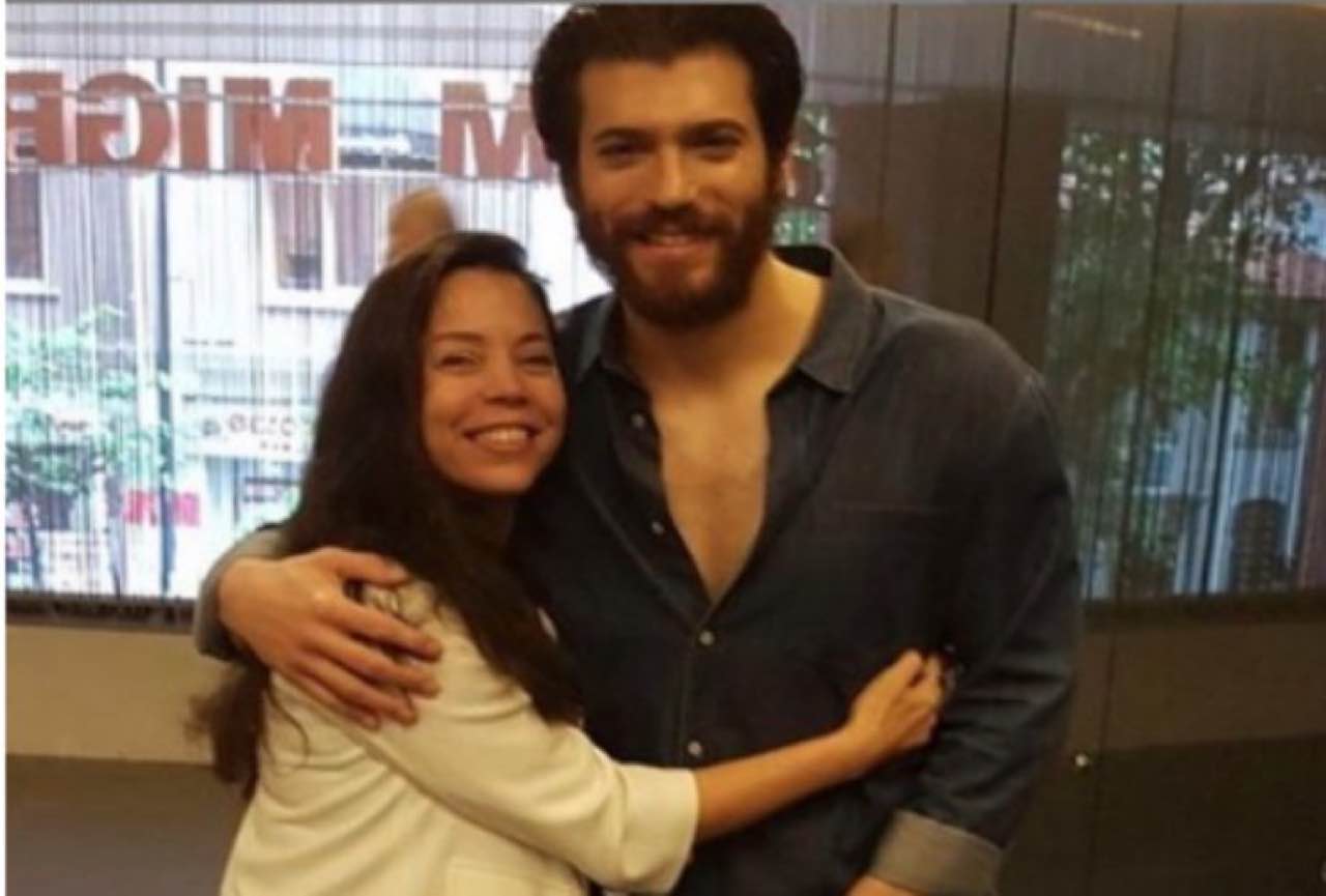 Can Yaman nel giorno del suo compleanno la mamma lo fa piangere