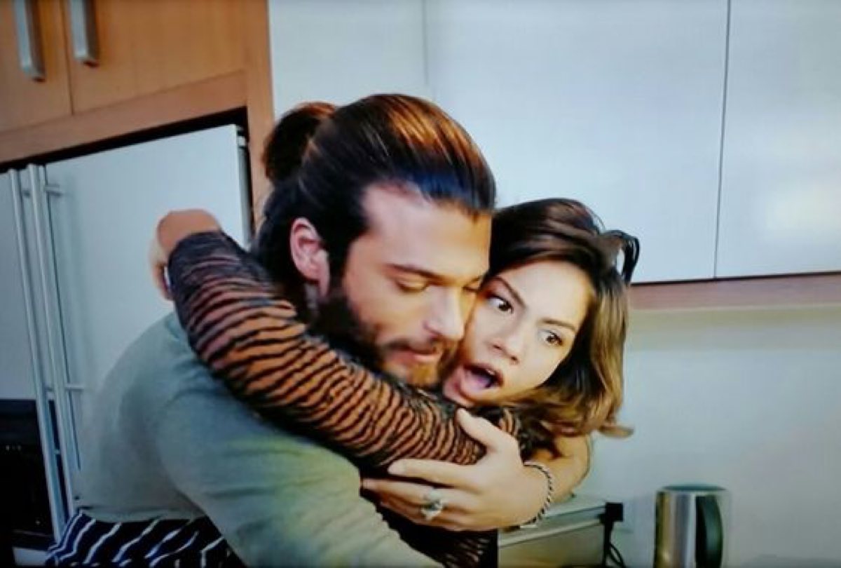 Can Yaman presenta Demet alla stampa come sua fidanzata anticipazioni