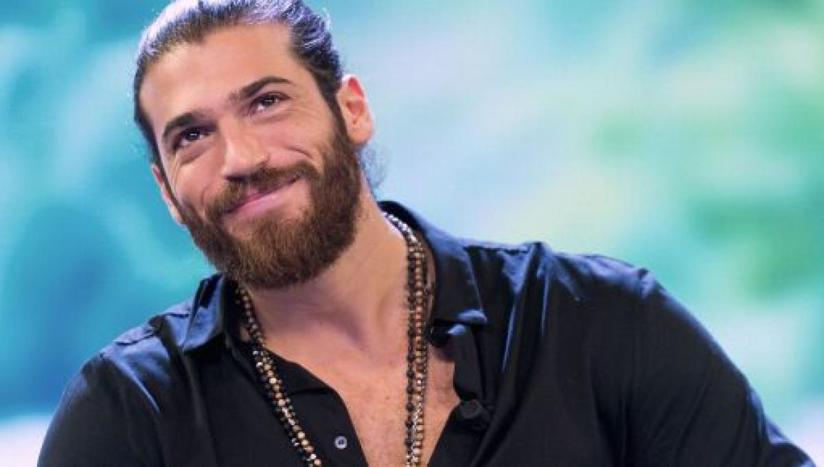 Can Yaman torna a Verissimo il 2 gennaio la sua storia e molto di più