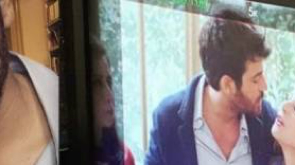 Can Yaman fidanzato con una giovane conduttrice volano baci