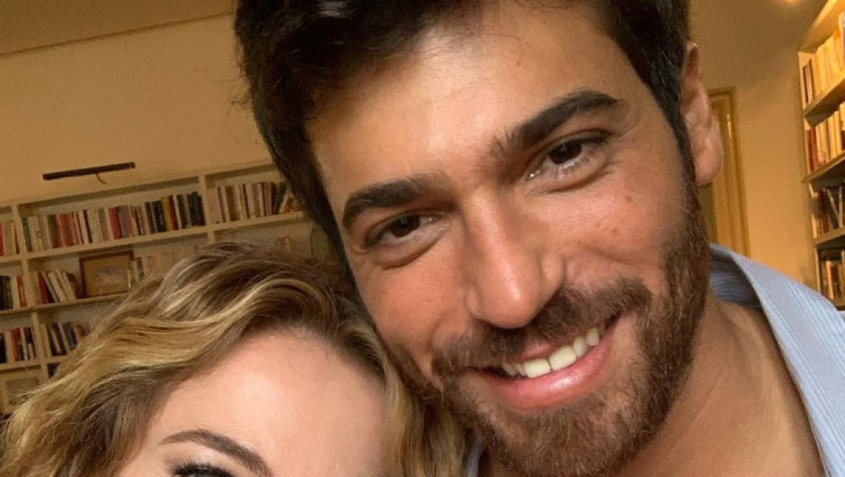 Can Yaman e la donna bionda che lo fa cantare e sorridere