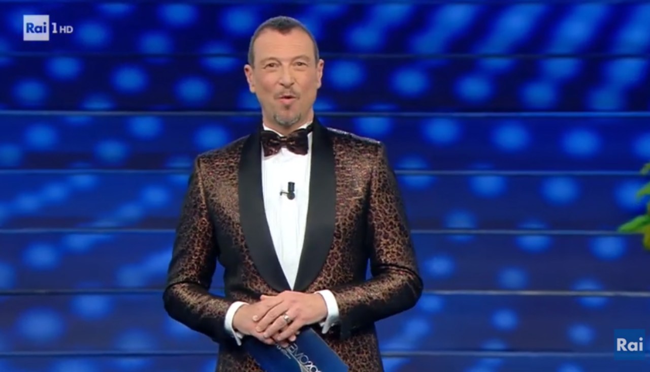 Abito stilista Amadeus Sanremo 2021 che look ha scelto