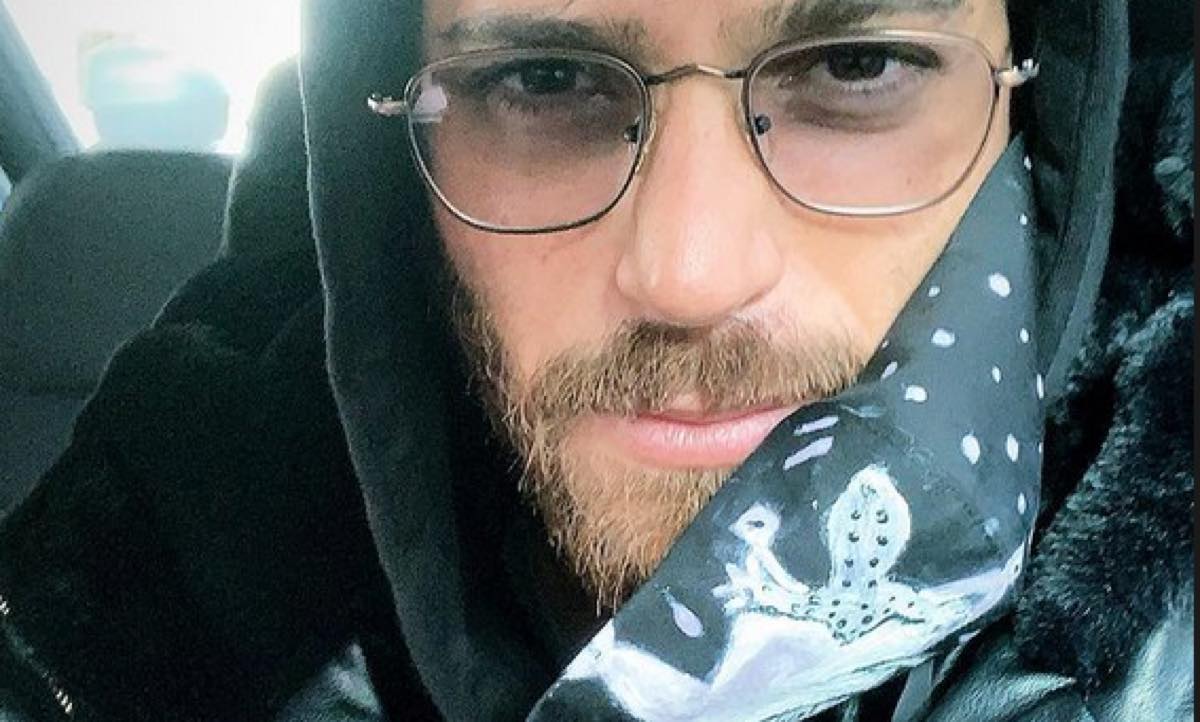 Can Yaman nuovo cambio look e nuovo taglio di capelli