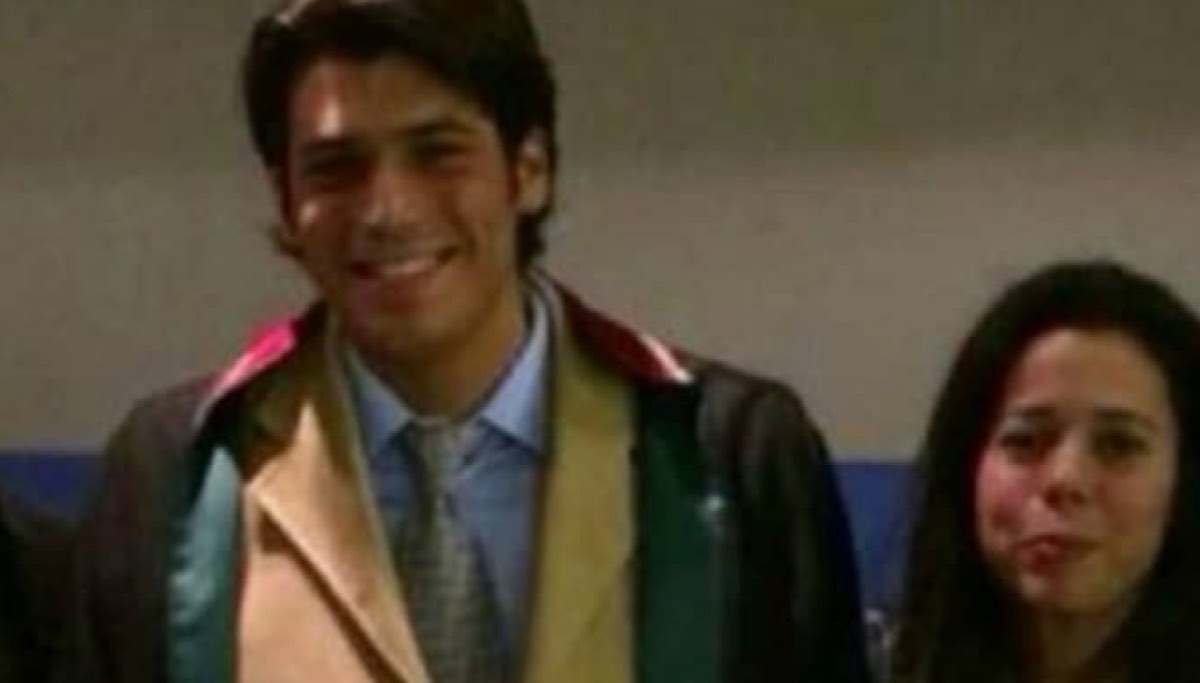 Can Yaman da giovane il giorno della laurea con mamma e papà