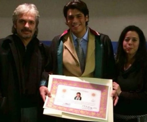 Can Yaman da giovane il giorno della laurea con mamma e papà