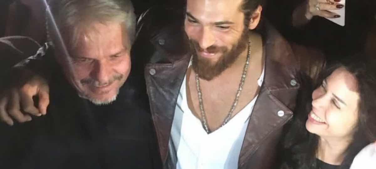 Can Yaman l'amore della mamma e del papà per la sua nuova avventura