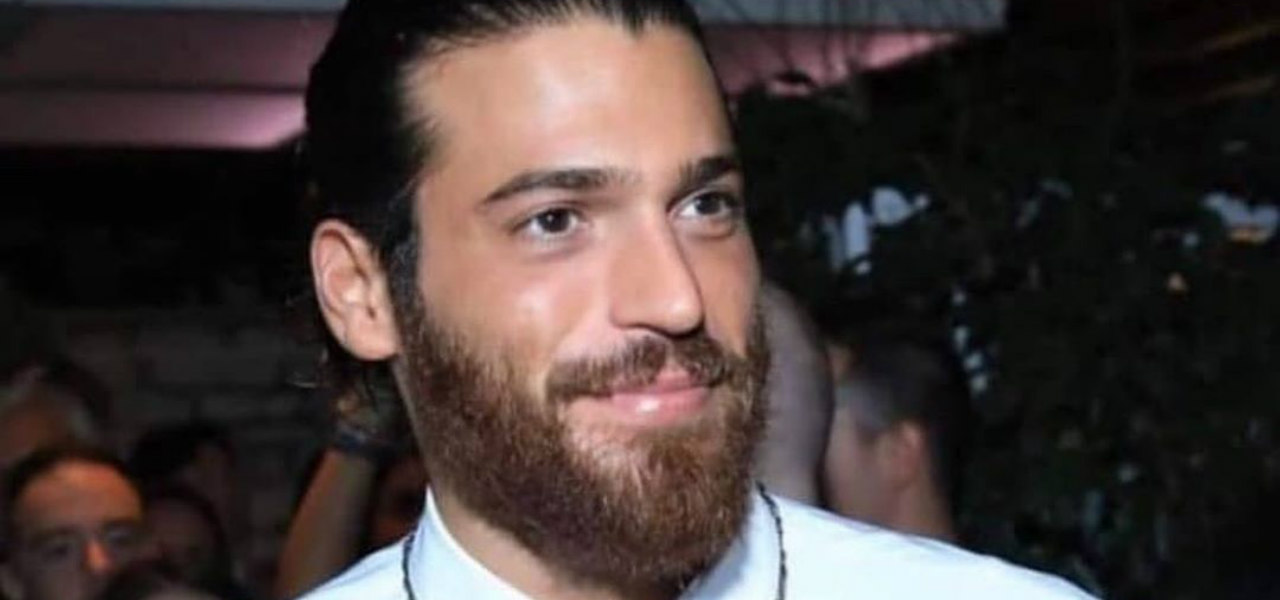 Can Yaman l'amore custodito come un segreto e una rosa