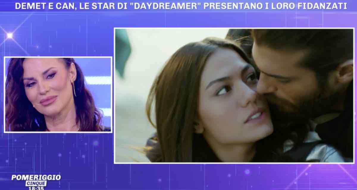 Can Yaman fidanzata e Demet Ozdemir e fidanzato a Pomeriggio 5