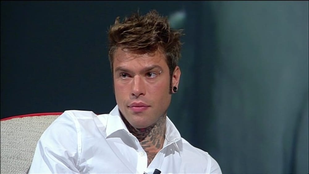 Abito e stilista Fedez Sanremo 2021 chi lo veste e il look