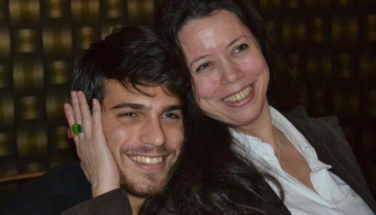 Can Yaman la mamma è fiera del figlio per l'amor e il lavoro