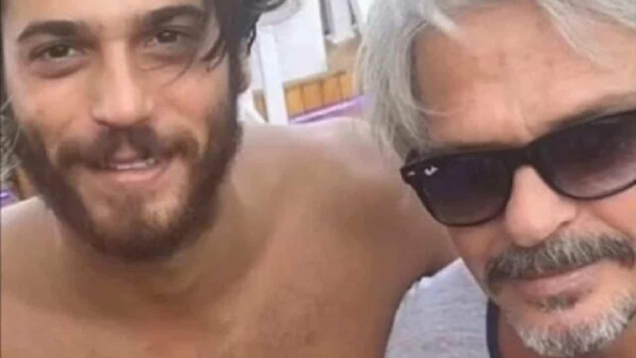 Can Yaman e l'amore per il padre che porta sempre con se