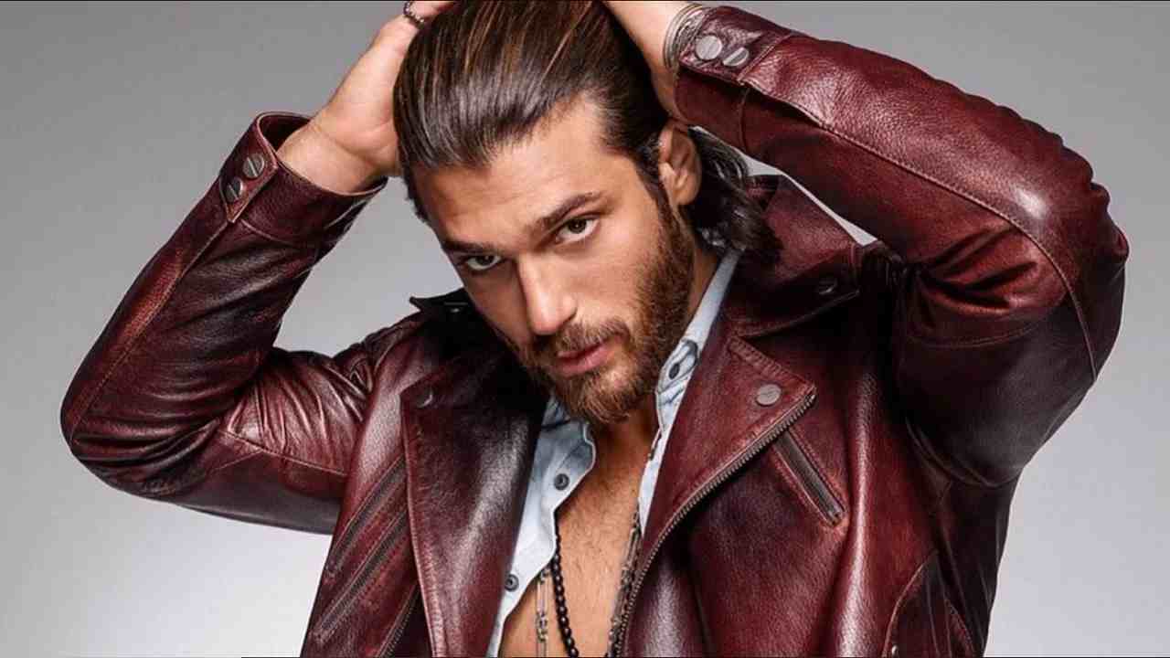 Can Yaman sale sulla bilancia e svela il suo enorme peso