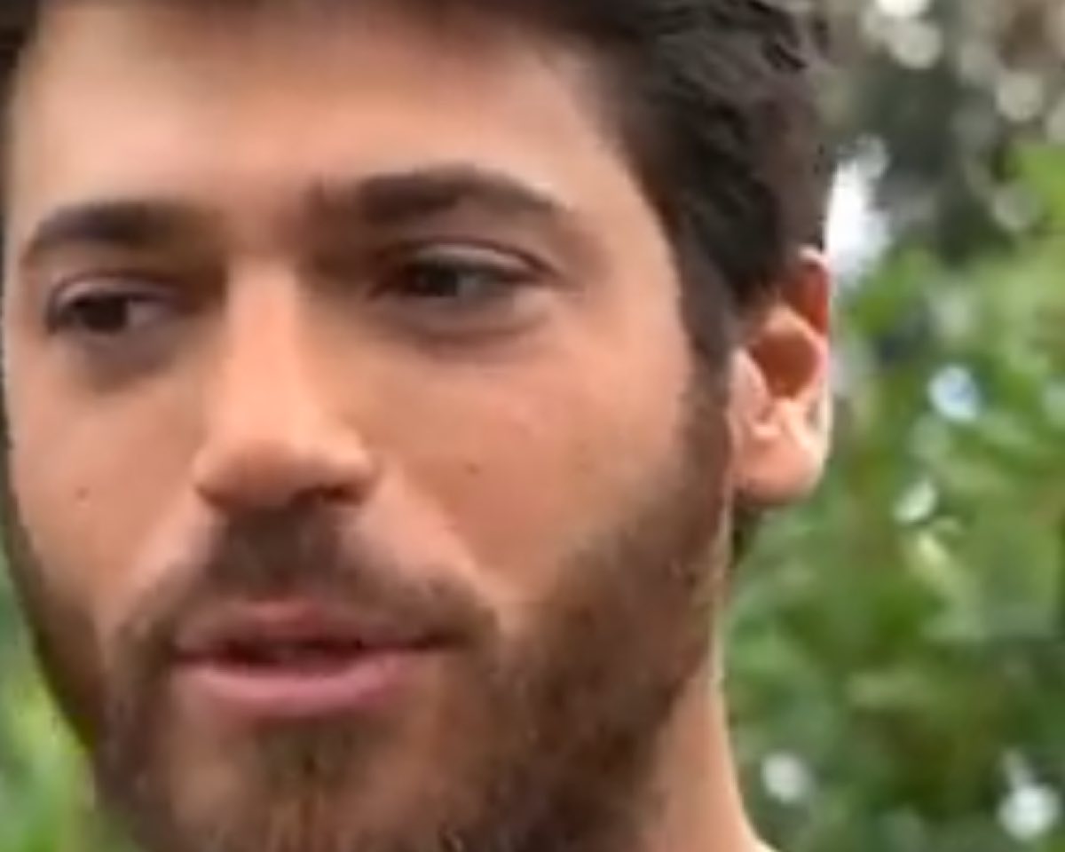 Can Yaman felice e bello saluta le fan dal set di Che Dio aiuti 6 