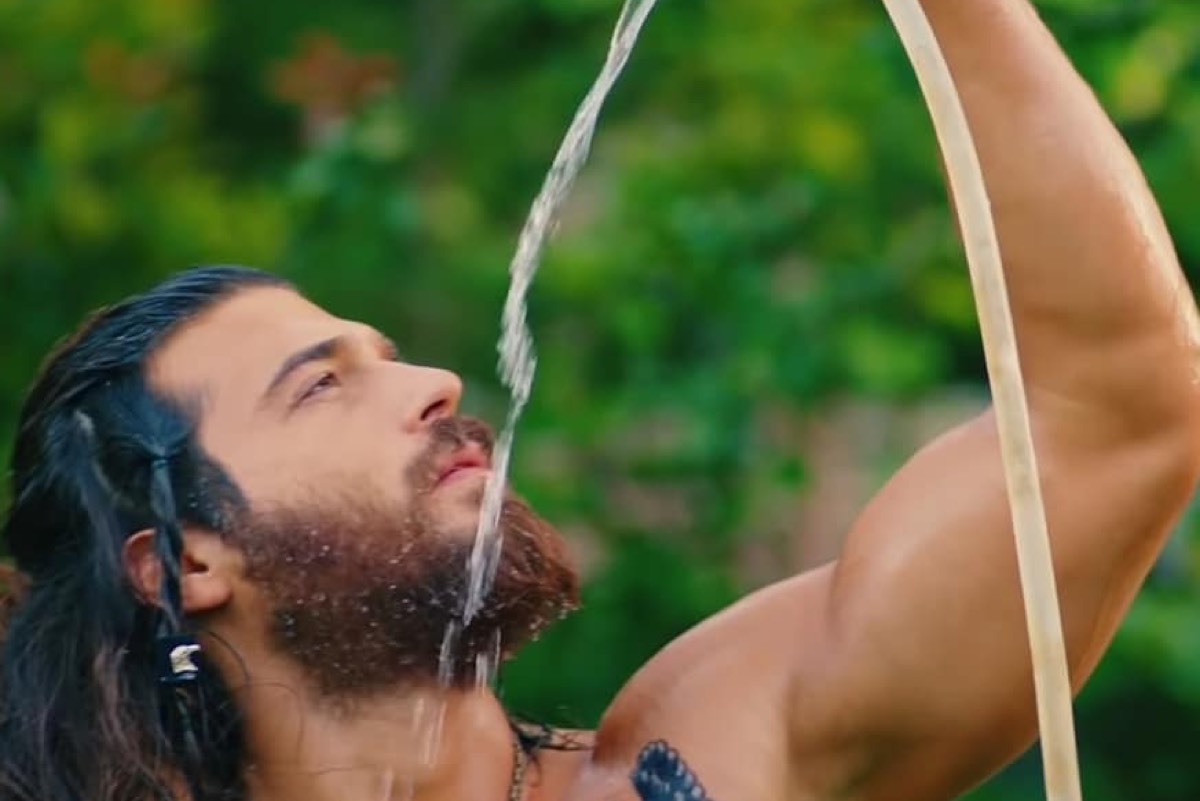 Can Yaman sotto la doccia si schizza con l'acqua per Sanem