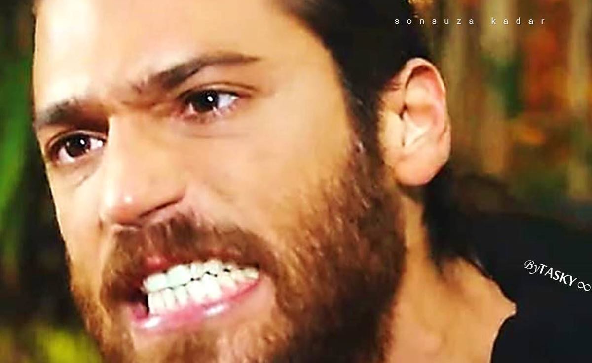 Can Yaman attaccato dalle fan risponde a tono e si arrabbia