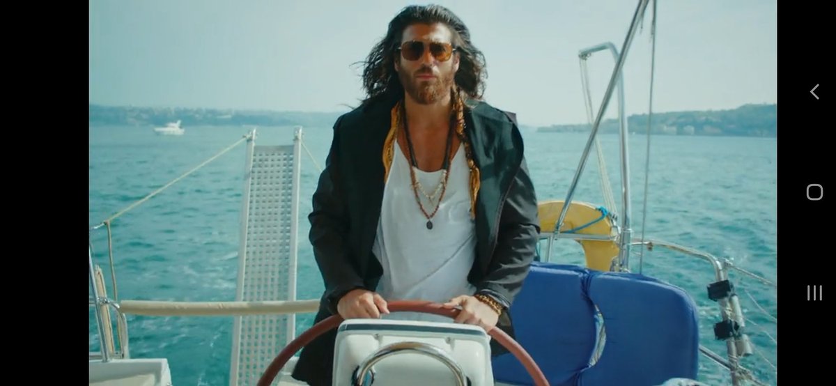 Can Yaman non è sparito lo abbiamo trovato su una splendida isola