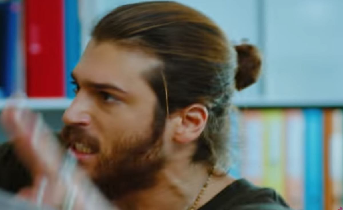 Can Yaman furioso con le fan che lo attaccano lascia un messaggio