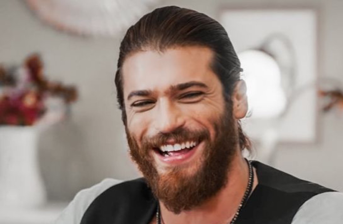 Can Yaman ecco com'è veramente l'oroscopo parla chiaro