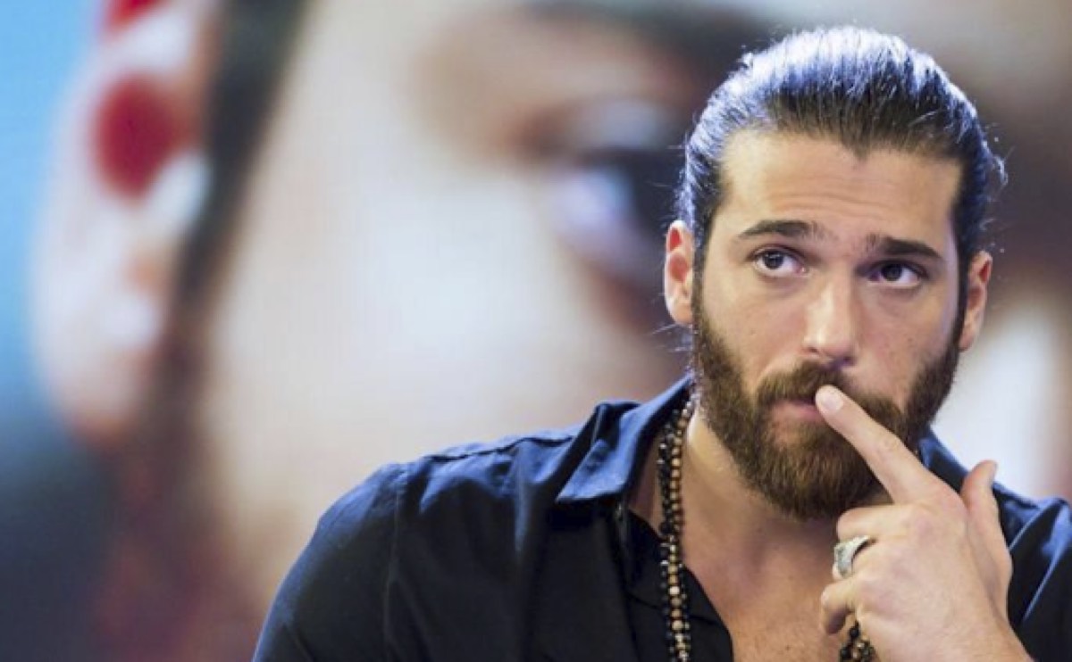 Insulti a Can Yaman in diretta Tv le fan si arrabbiamo