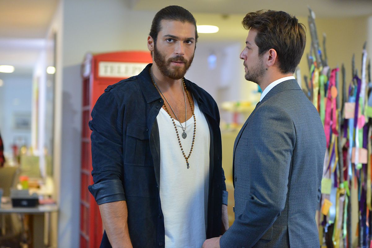 Can Yaman il fratello gli ruba la scena e recita in una nuova serie