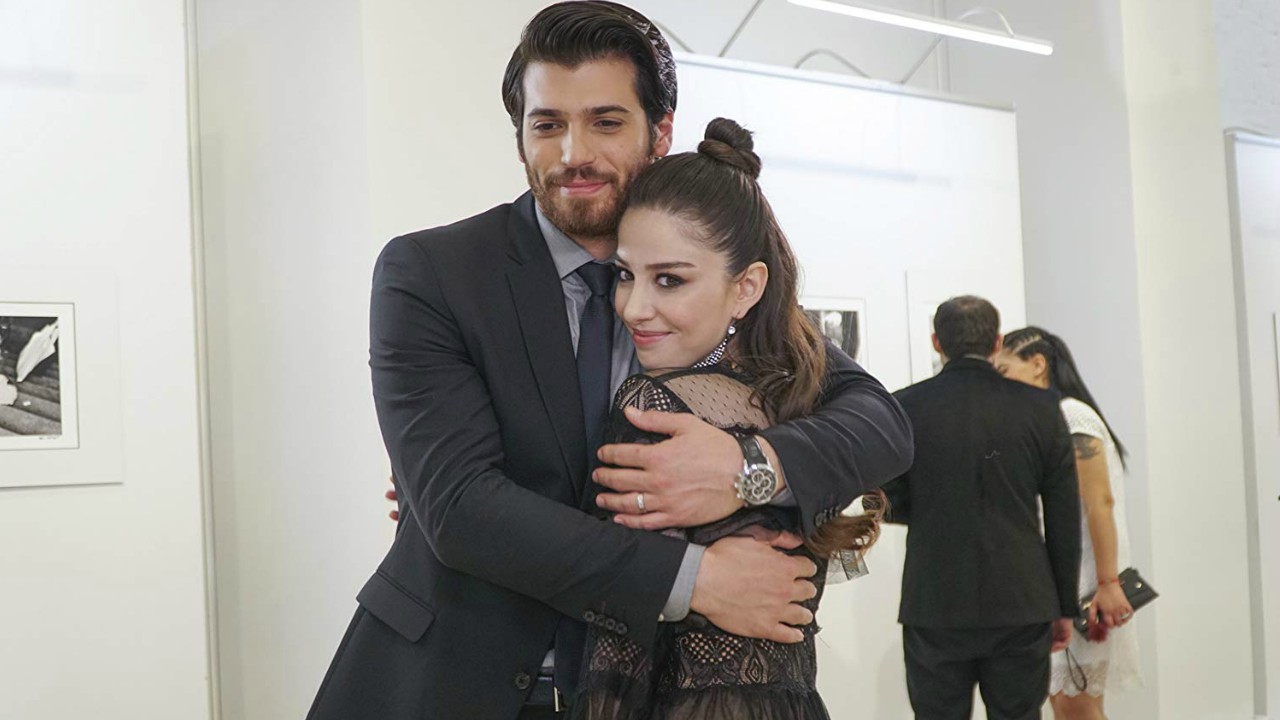 Can Yaman e Ozge Gurel fidanzati la verità sulla loro storia