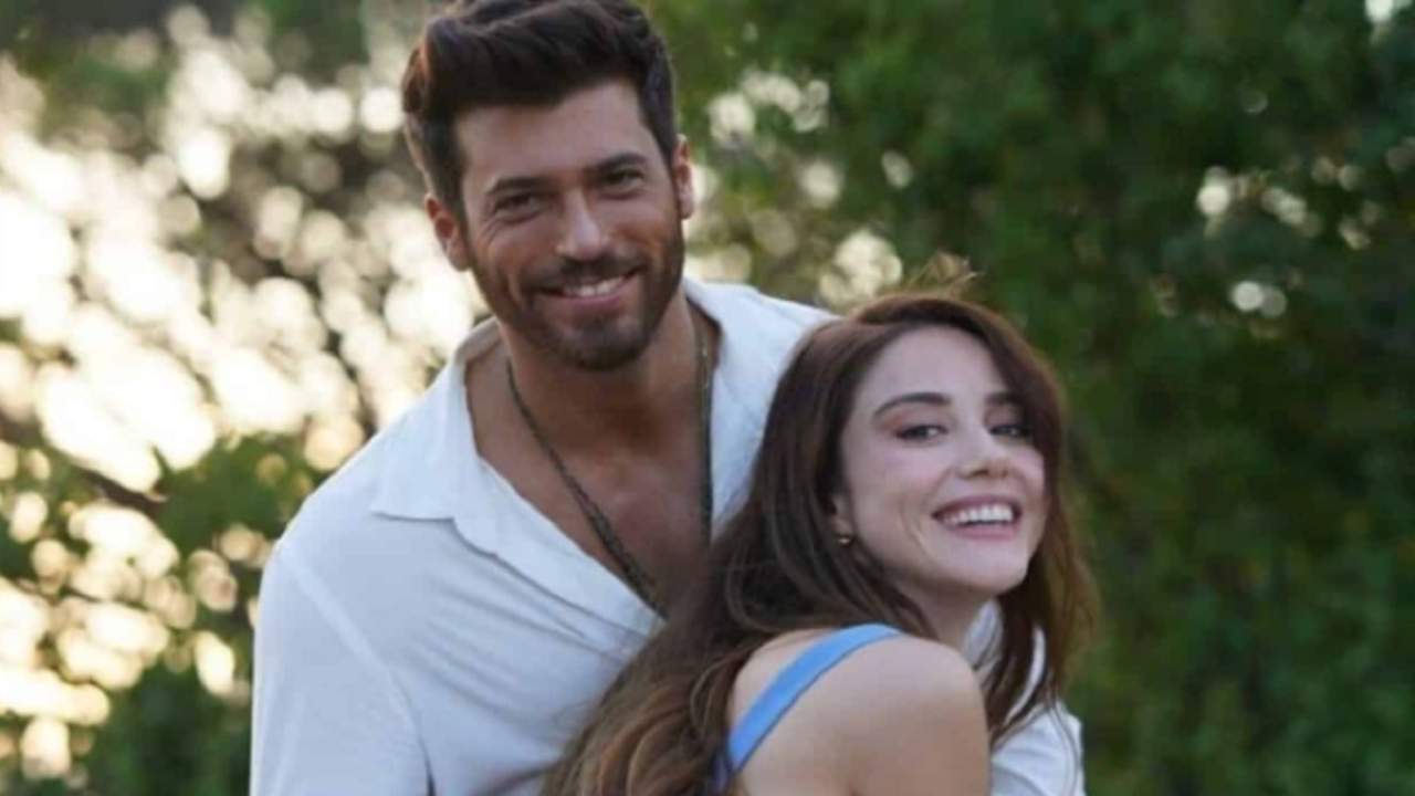 Can Yaman e Ozge l'amore di Mr.Wrong celebrato in un libro