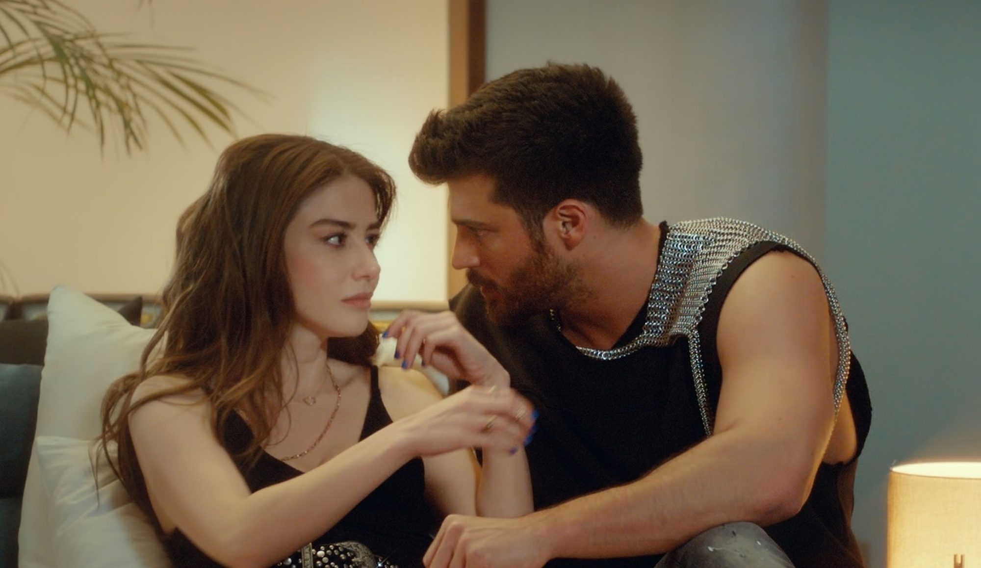 Can Yaman il suo profumo sulla pelle di Ozge Gurel