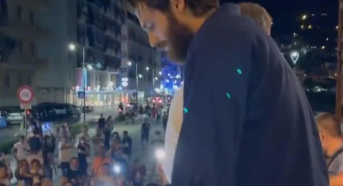 Can Yaman a Castellammare di Stabia fan in delirio e lui amorevole