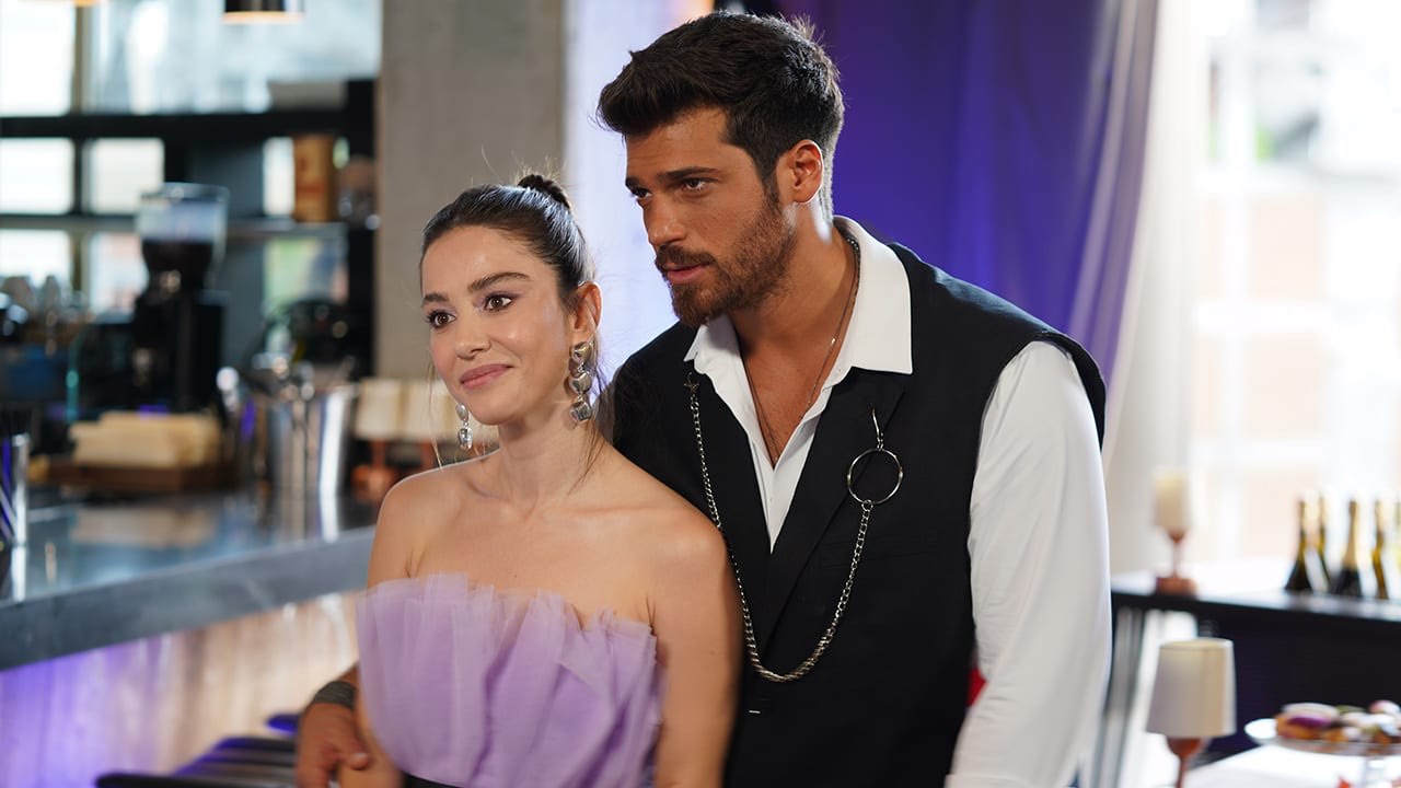 Ozge Gurel parla di Can Yaman e dice che per lui l'amore è stato...