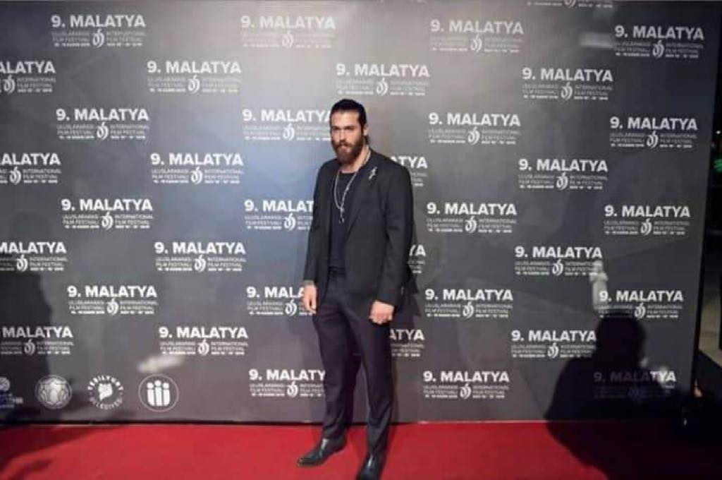 Can Yaman grande passerella all'evento italiano più importante del mese