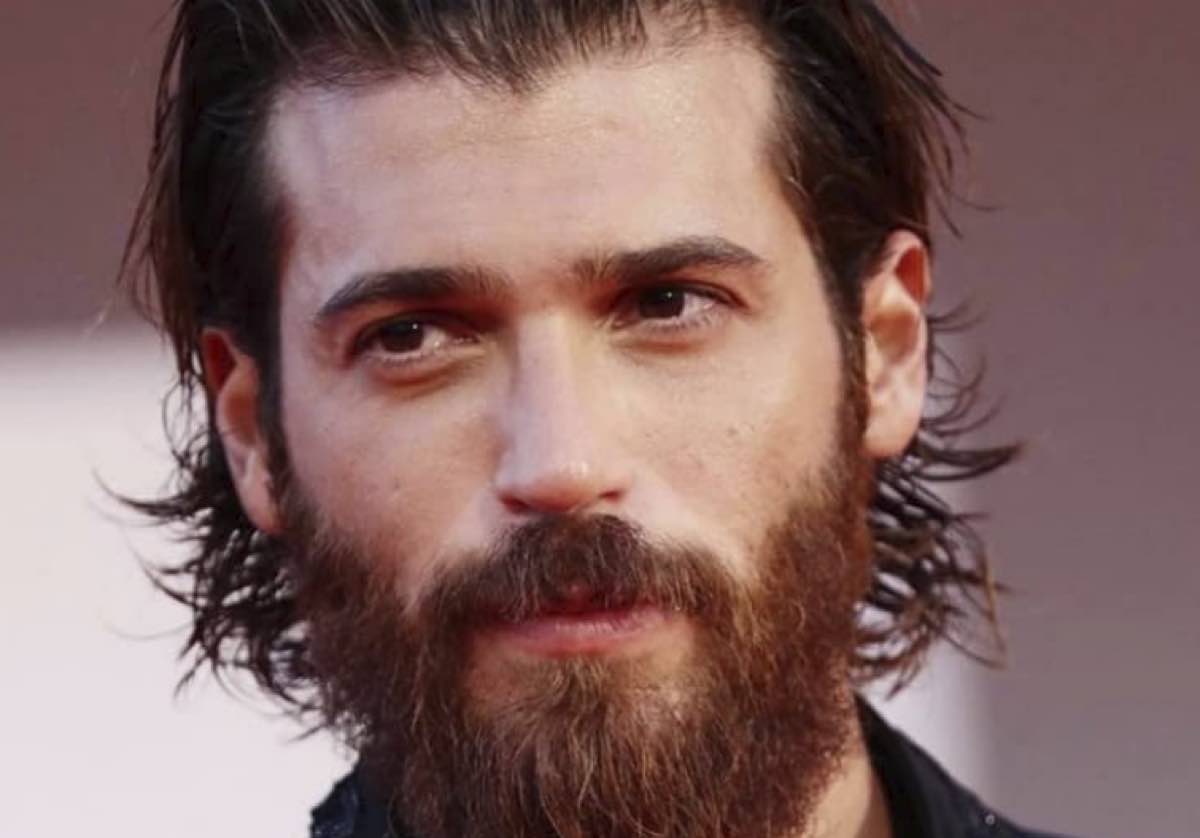 Can Yaman è inutile il giornale stronca la sua partecipazione a Venezia