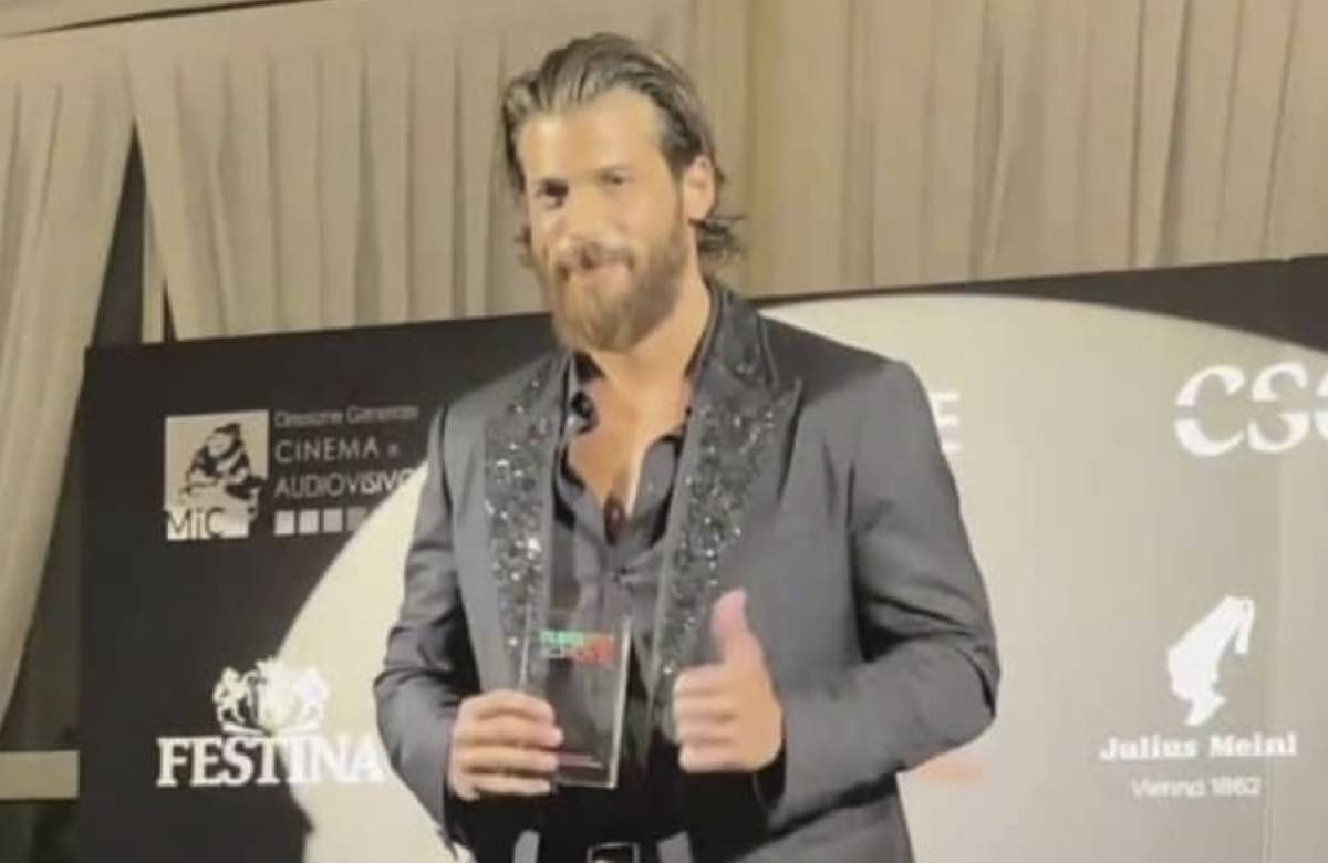 Can Yaman Venezia ha dedicato il premio alla donna più importante