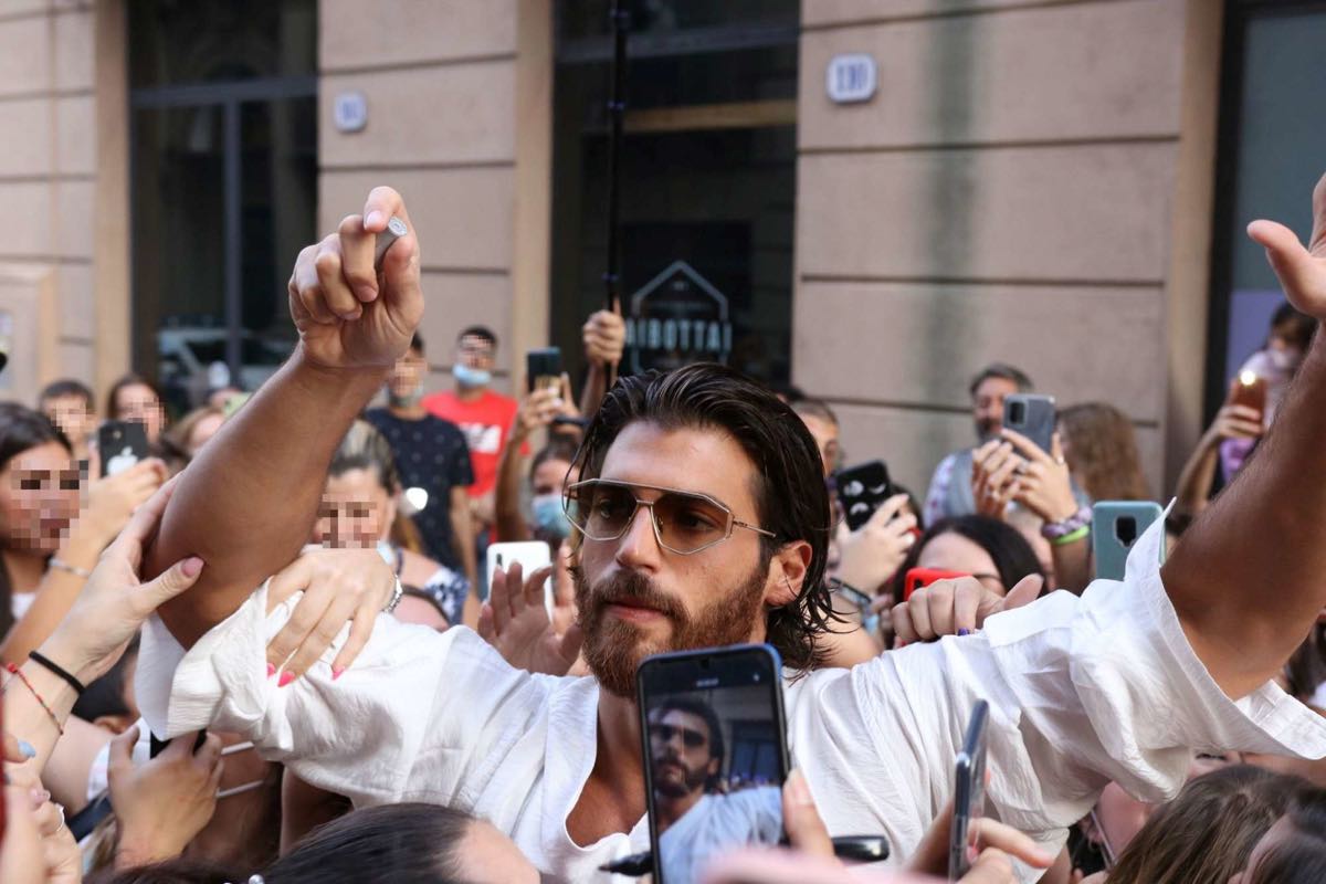 Can Yaman a Barcellona al bar fan in delirio come allo stadio